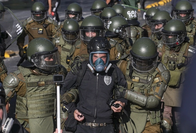 Un hombre es detenido por la policía durante la protesta en contra del gobierno de Sebastián Piñera. Foto Ap