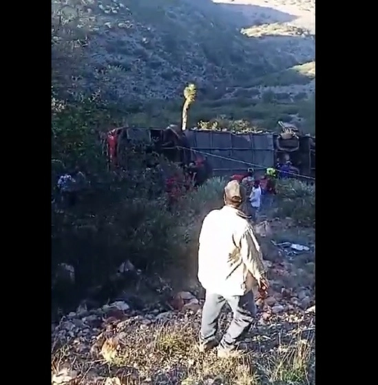 Cuerpos de emergencia de distintas corporaciones efectúan acciones de rescate y traslado de los lesionados a hospitales, para recibir atención médica. Foto tomada de redes sociales
