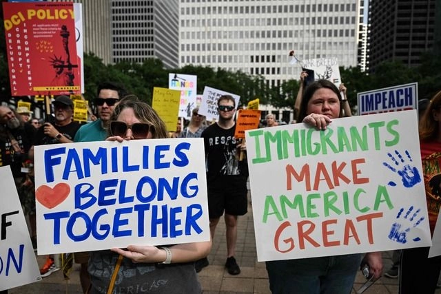 En los primeros 100 días de mandato de Donald Trump, el presidente de Estados Unidos ha sido cuestionado por la política migrante y arancelaria que impuso. Foto 