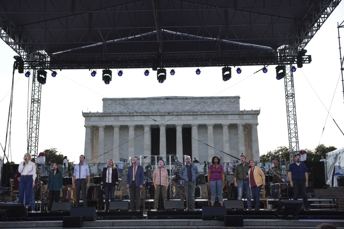 Actores del musical de Broadway ‘Come From Away’ realizan un concierto gratuito frente al Lincoln Memorial el 10 de septiembre de 2021. Foto Afp 