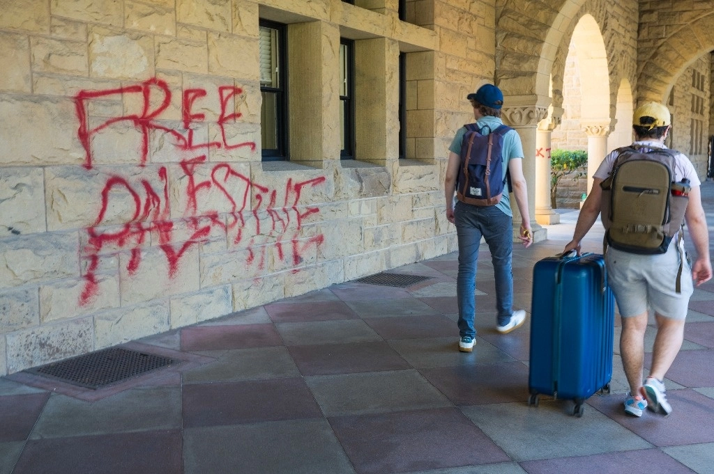 Pinta realizada por manifestantes propalestinos un edificio de la Universidad de Stanford. Foto Ap