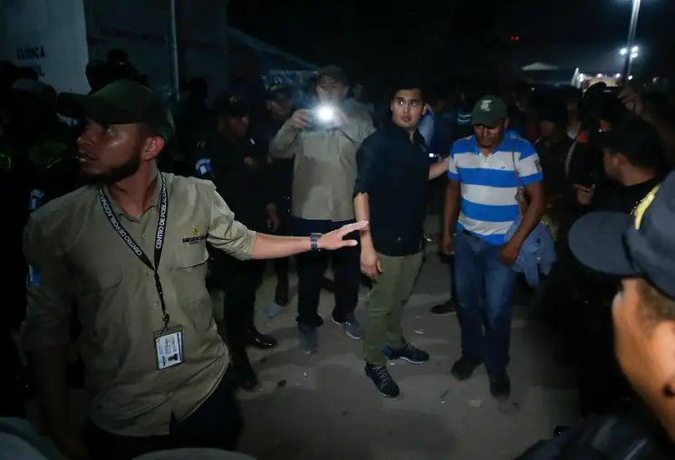 Alrededor de 150 migrantes hondureños que vieron truncado su objetivo de ingresar a México por el río Suchiate retornaron voluntariamente a su país desde la noche del martes. Foto Víctor Camacho
