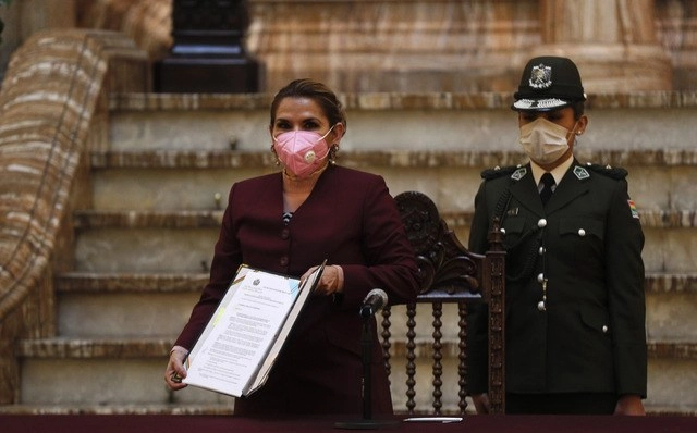Jeanine Añez, autoproclamada presidenta de Bolivia promulga ley que pone como límite para las elecciones presidenciales el 18 de octubre. Foto Ap 