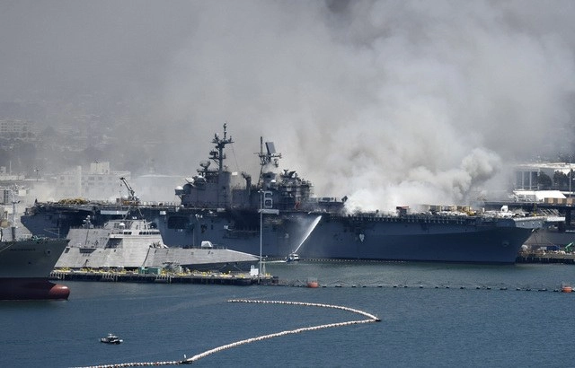 La explosión en el USS Bonhomme Richard, en la Base Naval de San Diego ocurrió minutos antes de la 09:00 horas. Foto Ap