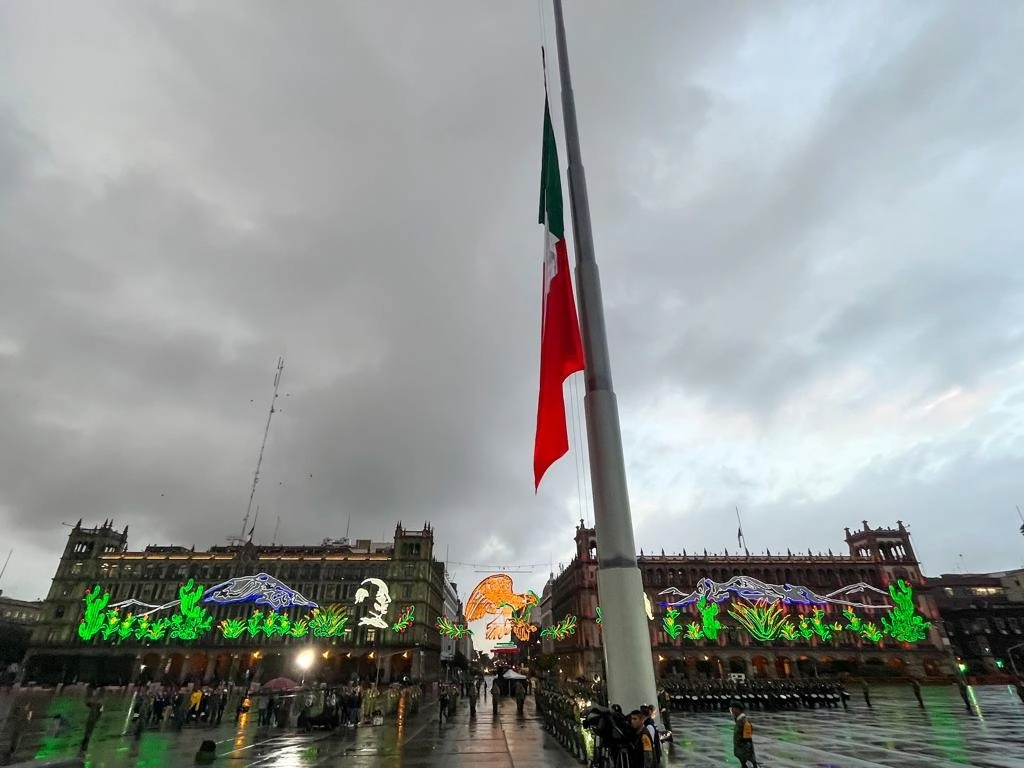 El presidente de México, Andrés Manuel López Obrador; los secretarios de la Defensa Nacional, Luis Cresencio Sandoval; de la Marina; José Rafael Ojeda Durán; de Gobernación; Adán Augusto López; y la Jefa de Gobierno de la Ciudad de México, Claudia Sheinbaum, durante la ceremonia para recordar a las víctimas de los sismos de 1985 y 2017, en la Plaza de la Constitución de la capital mexicana, el 19 de septiembre de 2022. Foto Pablo Ramos