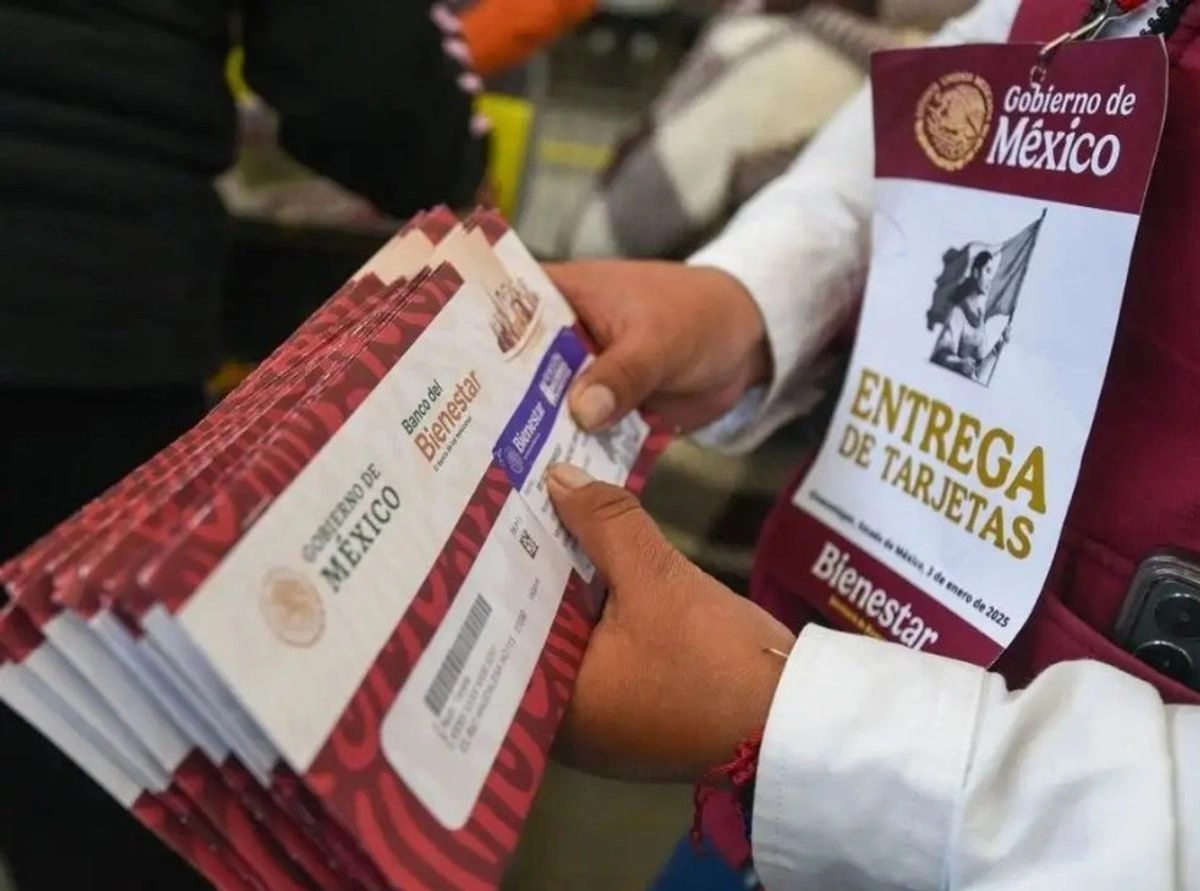 Las tarjetas se entregarán del 1 al 31 de octubre. A través de un mensaje MSM que las beneficiarias recibirán en sus teléfonos móviles, “que dice Bienestar”, con las especificaciones de cómo y dónde recogerlas.  