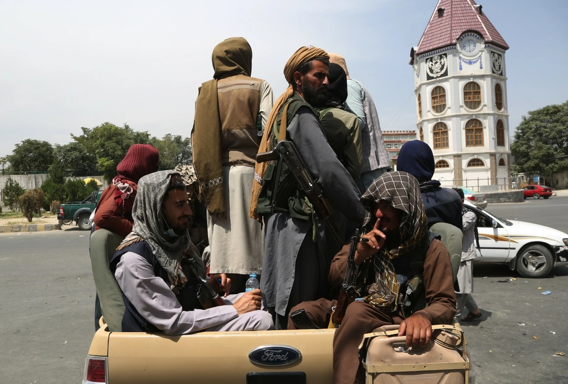 Combatientes talibanes viajan a bordo de un vehículo militar, en Kabul. Foto Xinhua
