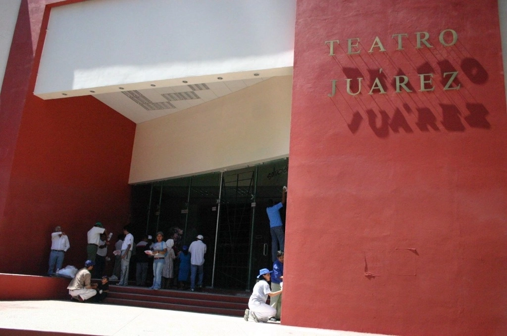 ‘¿Y si la sombra eres tú?’ del coreógrafo Miguel Aja se persenta en et teatro Juárez de Oaxaca como parte del festival del Día Internacional de la Danza "Bailando se encuentra la libertad 2023". Foto Cuartoscuro / Archivo