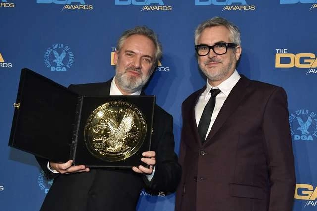 Sam Méndes y Alfonso Cuarón en la 72 entrega de los premios de los directores de Hollywood (DGA Awards). Foto Afp
