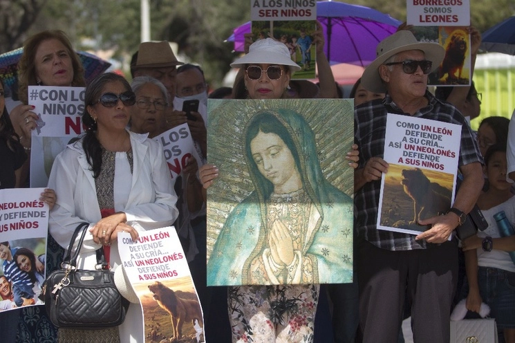 En Monterrey unas 200 personas, entre padres de familia e integrantes del Frente Nuevo León y militantes del PAN, realizaron un plantón frente al palacio de gobierno para expresar su rechazo a los textos educativos oficiales. las movilizaciones, salvo las de León, Guanajuato, y las capitales de Durango y Colima, no fueron numerosas. Foto Cuartoscuro
