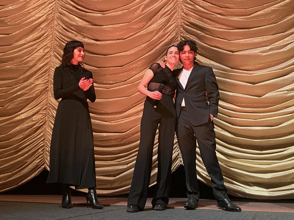 En el estreno de 'Adolfo' en la Berlinale. La cineasta Sofía Auza y Daniel García Treviño en un afectuoso abrazo, los observa Rocío de la Mañana. Foto Alia Lira Hartmann