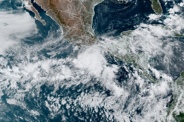 Imagen satelital en la que se observa el huracán ‘Agatha’, que se espera que impacte en la costa de Oaxaca el lunes por la tarde. Imagen NOAA, vía Ap