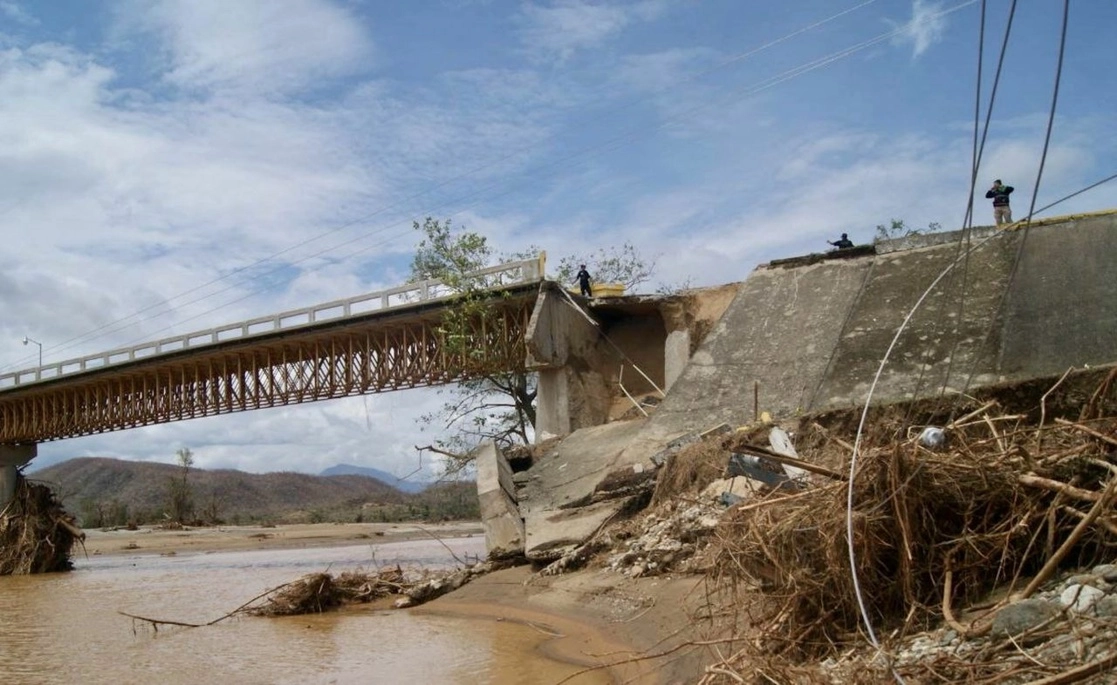 Daños en puente de Oaxaca luego del paso del huracán 'Agatha'. Foto Cuartoscuro