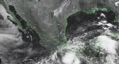 El Servicio Meteorológico Nacional informó que a las 13:00 horas, tiempo del centro de México, el centro del huracán Agatha, categoría 2, se localiza a 50 kilómetros de las costas de Oaxaca. Imagen tomada del Twitter de @conagua_clima

