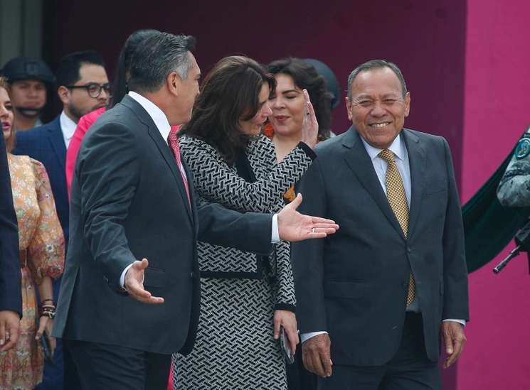 El presidente nacional del PRI, Alejandro Moreno  'Alito', y su homólogo del PRD, Jesús Zmabrano, durante la ceremonia cívica de honores a la Bandera, con motivo del inicio del Proceso Electoral Federal 2023-2024, realizada en la explanada del organismo, en la Ciudad de México, el 7 de septiembre de 2023. Foto Cristina Rodriguez 