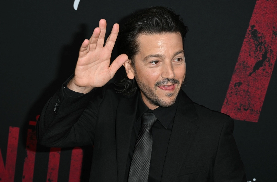 El actor mexicano Diego Luna, protagonista de ‘Andor’, a su llegada al evento especial de la nueva serie de Disney+ en Hollywood, California, el 15 de septiembre de 2022. Foto Afp 