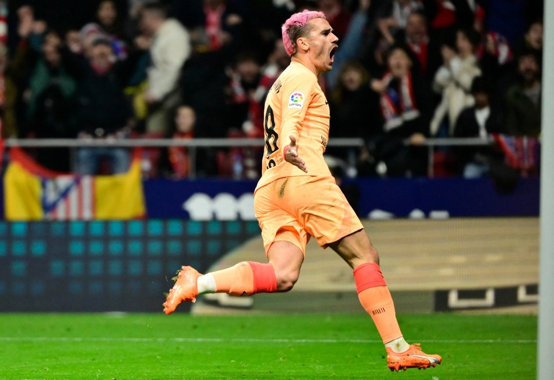 Antoine Griezmann del Atlético de Madrid celebra el gol de la victoria ante el Athletic de Bilbao, club que celebró su aniversario 125. Foto Afp

