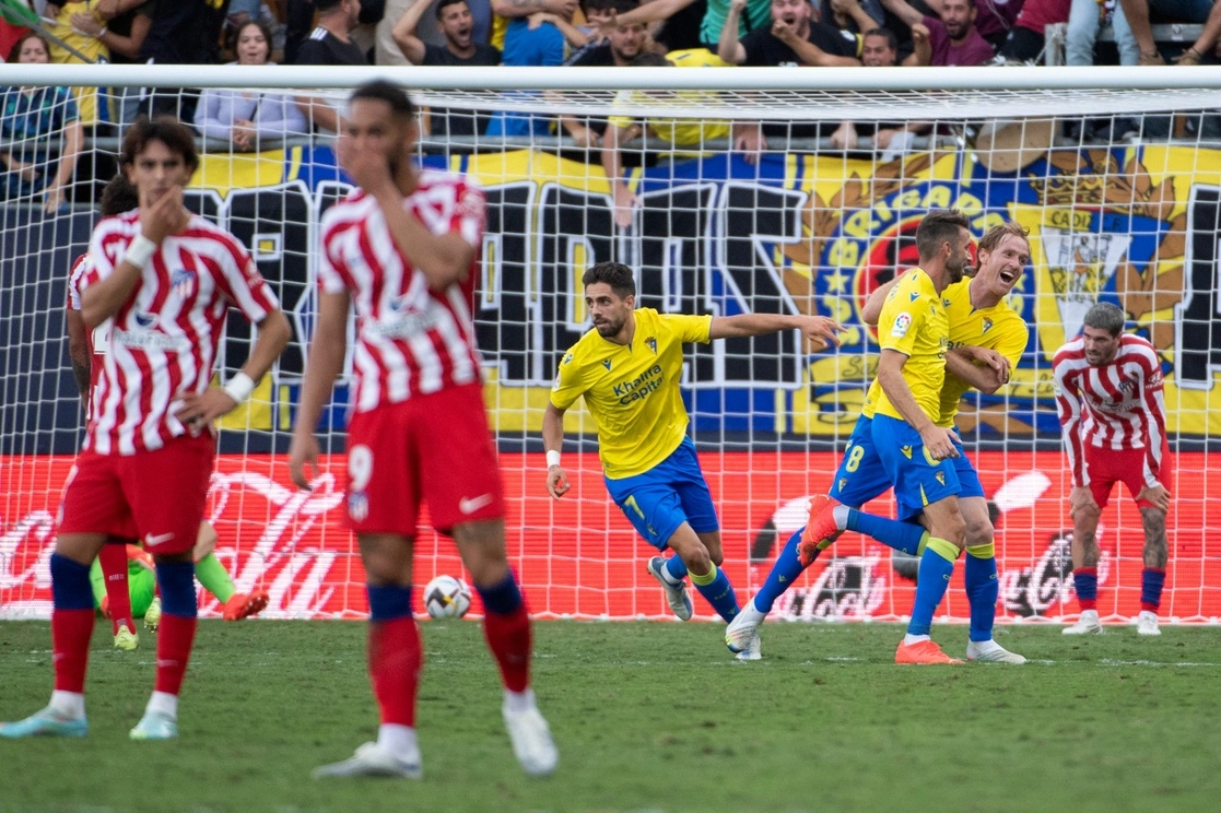 Rubén Sobrino del Cádiz (centro) marcó en tiempo de compensación el gol de la victoria sobre el Atlético de Madrid. Foto Afp
