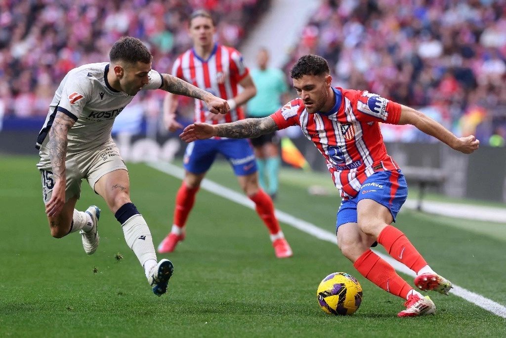 Con 44 unidades, el Atlético de Madrid se coloca como puntero de la Liga al vencer 1-0 a Osasuna. Foto Afp