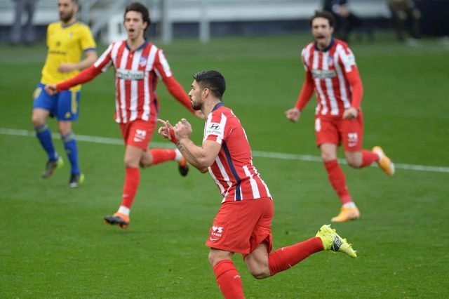 Luis Suárez celebra su segundo gol del encuentro ante Cádiz, duelo de la fecha 21 de La Liga. Foto Afp