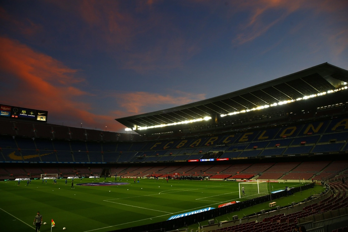 Con capacidad para 99 mil espectadores, el Camp Nou es el estadio más grande de Europa; con la modernización el aforo será ampliado a 110 mil. Foto Ap / Archivo
