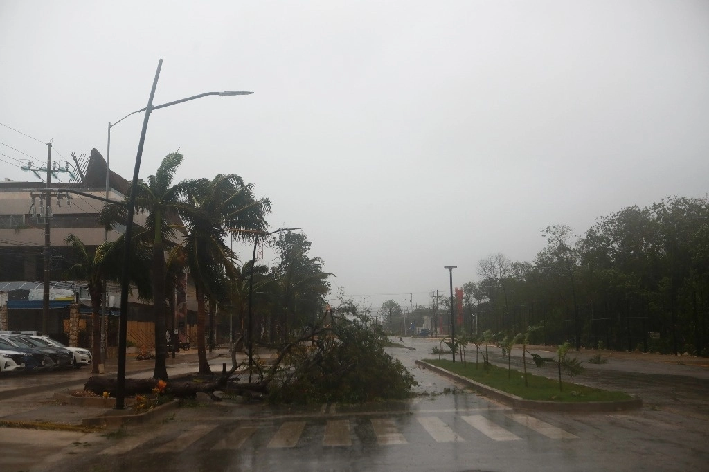 Tras su paso por el norte de la península de Yucatán, el huracán ‘Beryl’ se debilitó a categoría 1 y posteriormente se degradó a tormenta tropical. La imagen, en la ciudad de Tulum, Quintana Roo, el 5 de julio de 2024. Foto Víctor Camacho
