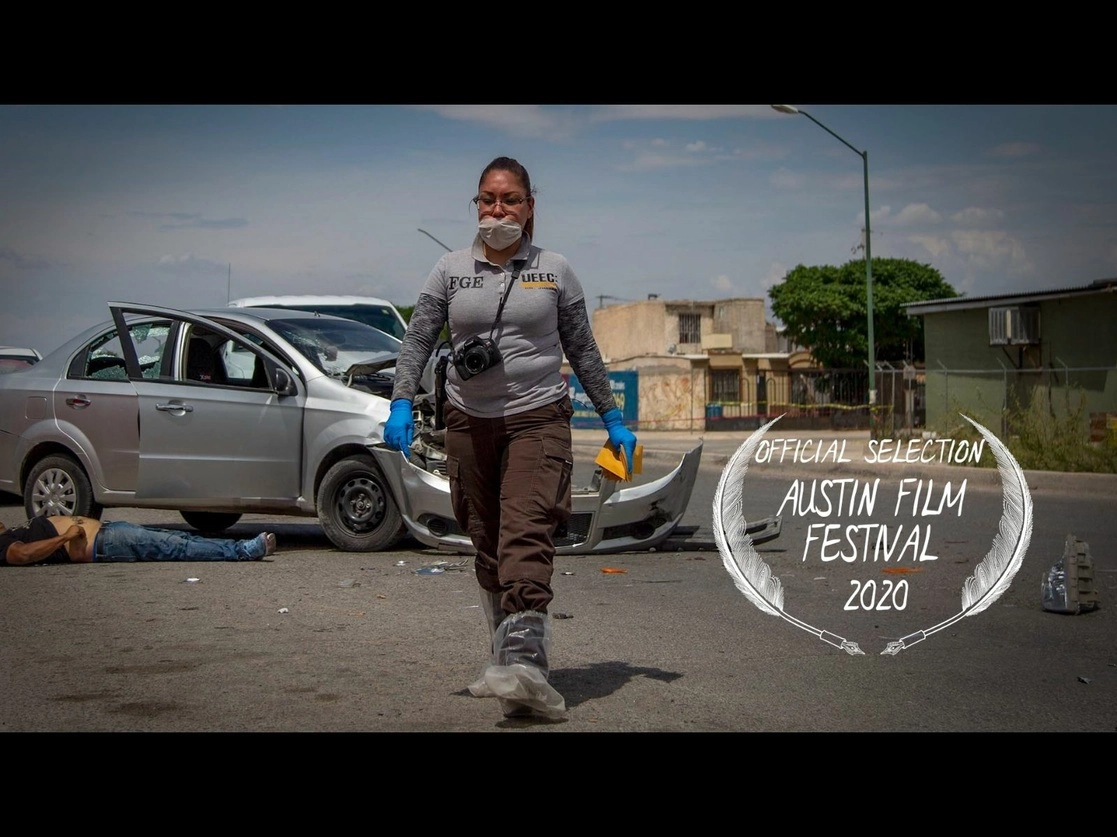 Fotograma de la cinta en la que se da seguimiento a un equipo de peritos forenses, cuya labor es interminable debido a la cantidad de delitos diarios en Ciudad Juárez. El contexto de violencia afecta su vida profesional y personal. Foto tomada del Twitter de @Muzungu_
