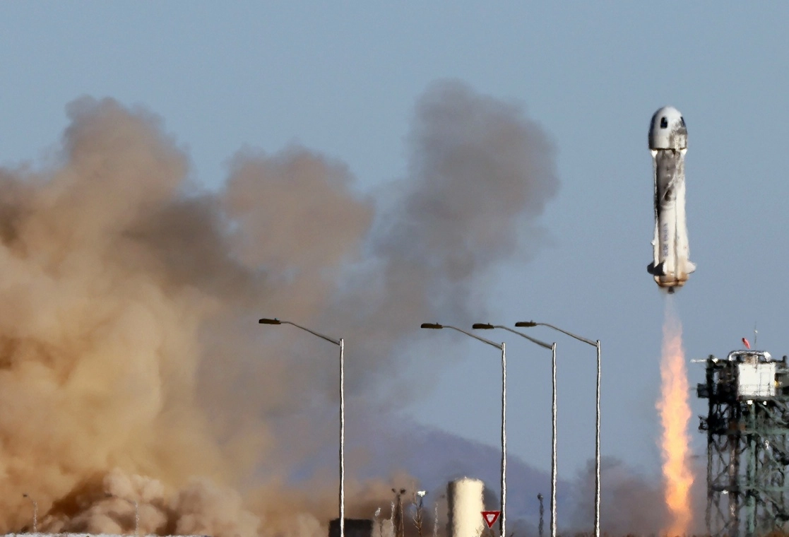 La nave ‘New Shepard’ fue lanzada desde Texas con seis pasajeros en un vuelo de 10 minutos. Foto Afp
