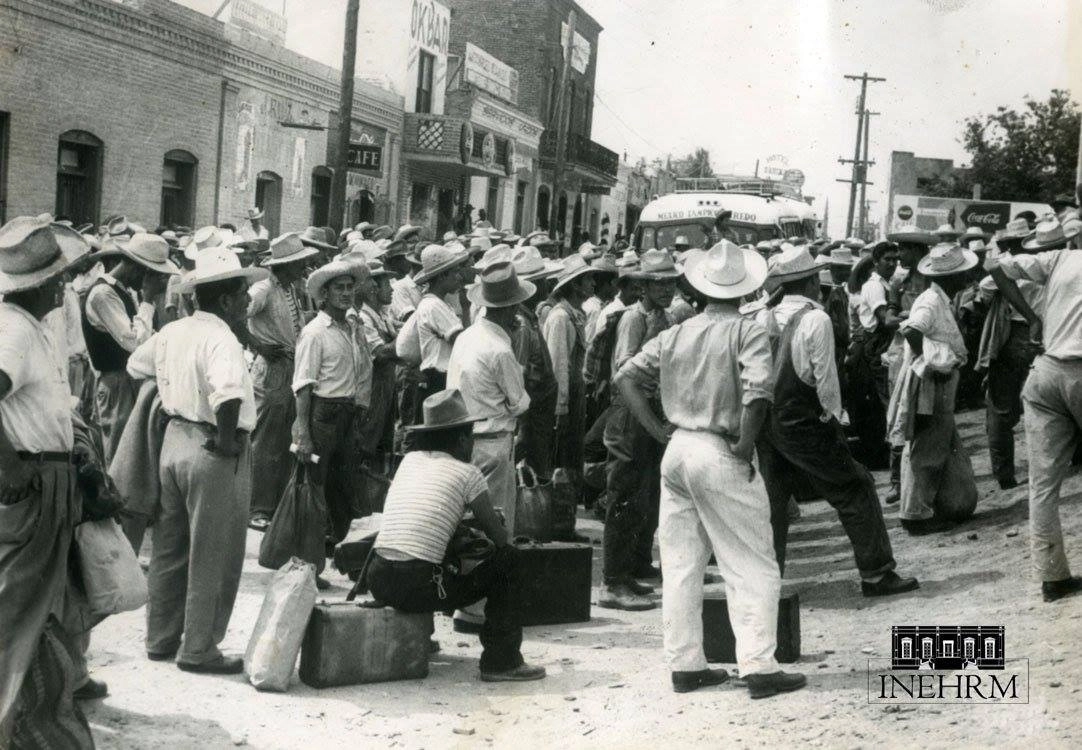 Aspirantes a braceros en una fotografía de la fototeca del Inehrm.