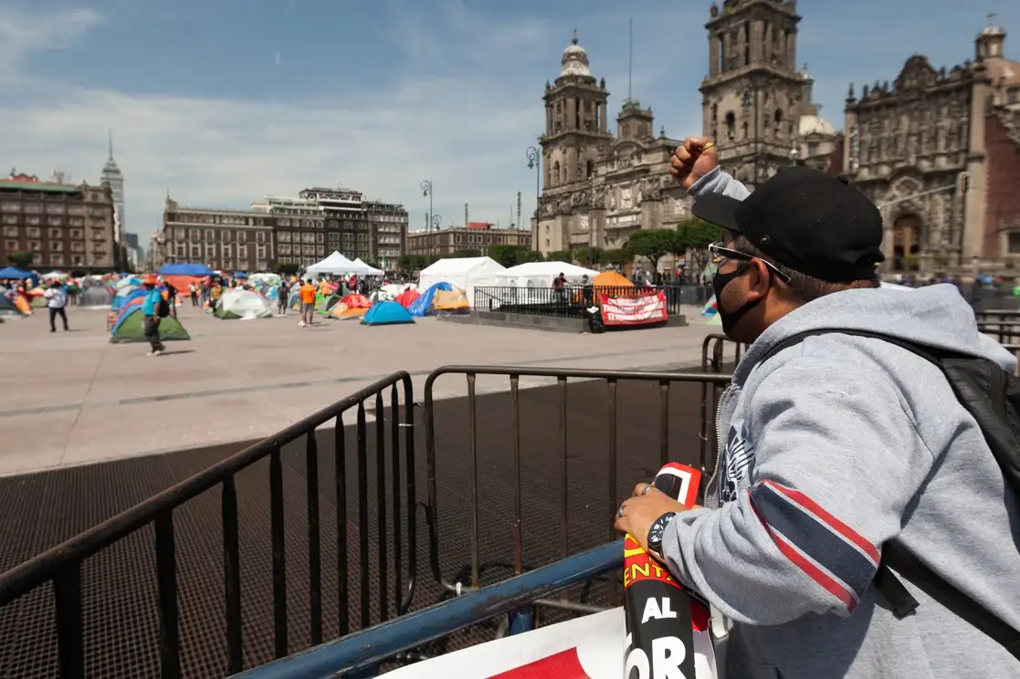 Integrantes del ‘Campamento México’ permanecen en la plancha del Zócalo desde septiembre de 2020. Foto Pablo Ramos/Archivo