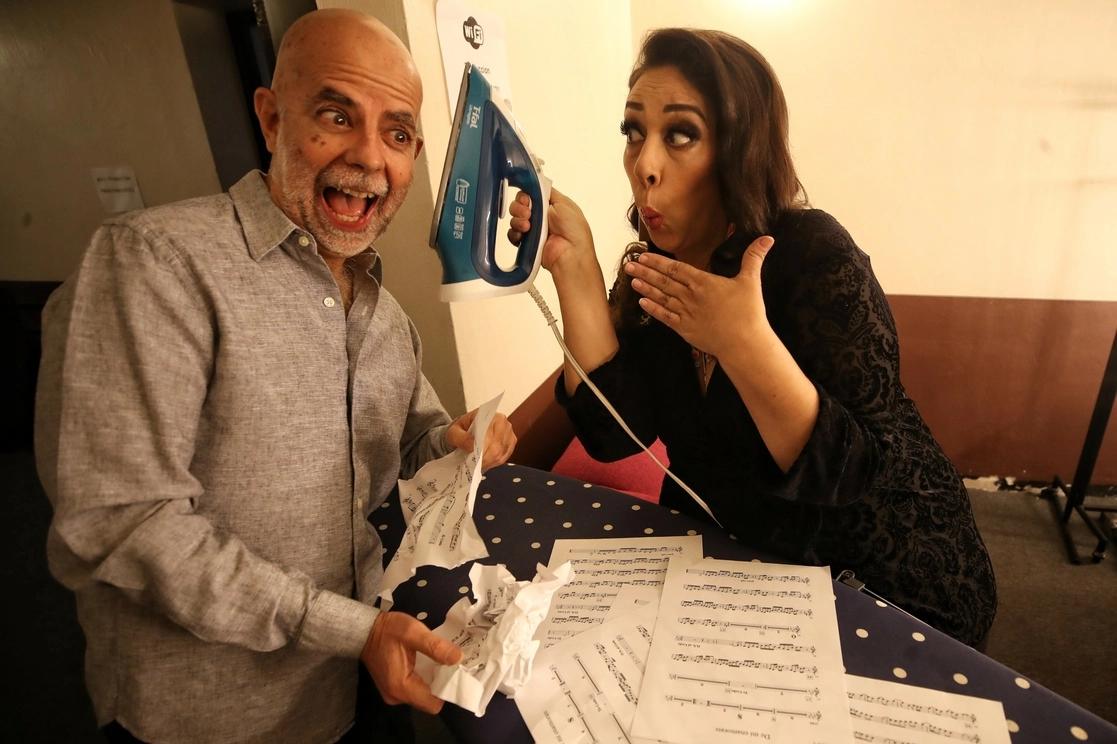 Regina Orozco acompañada de Ricardo Martín, en el camerino del teatro Metropólitan. Foto Marco Peláez



