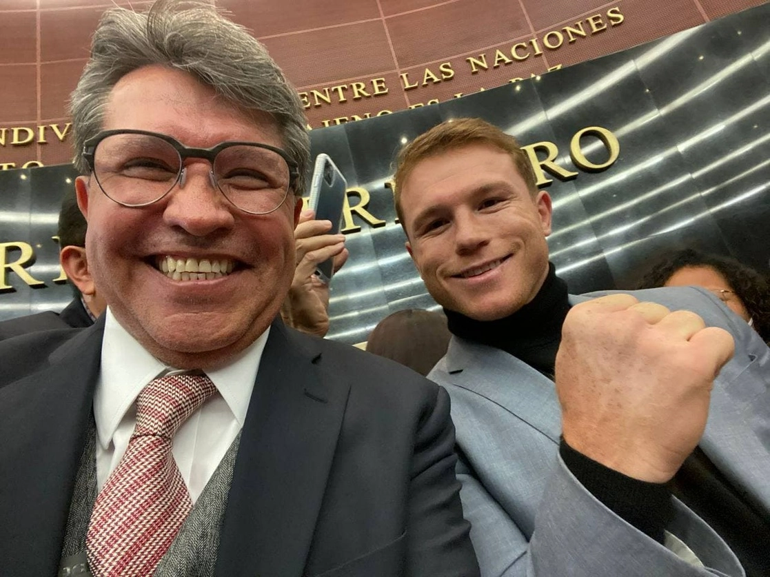 Saúl ‘Canelo’ Álvarez y el coordinador de Morena en el Senado, Ricardo Monreal, en un homenaje a la trayectoria del entrenador ‘Eddy’ Reynoso. Foto Tomada del Twitter @RicardoMonrealA