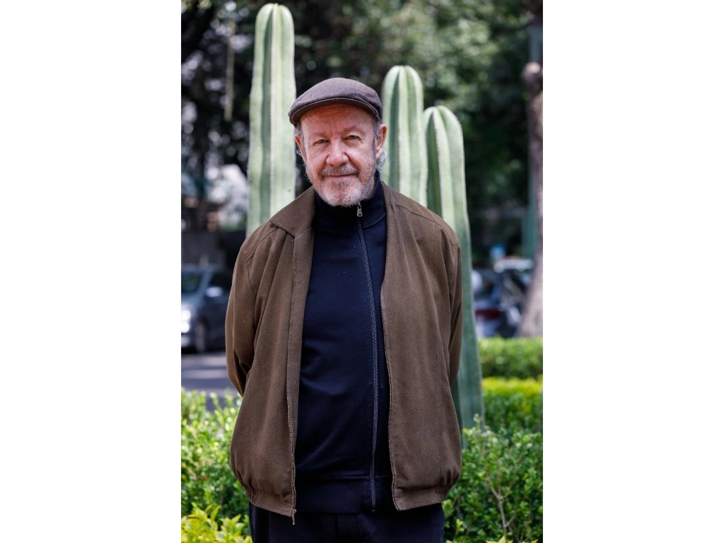 En entrevista, Blanco comparte sus reflexiones de lo que ha sido para él la práctica poética: “La poesía es una forma radicalmente distinta de usar el lenguaje”; no se emplea “para comunicar, sino para ser escuchado; no de adentro hacia afuera, sino de la totalidad hacia adentro”. Foto Pablo Ramos 