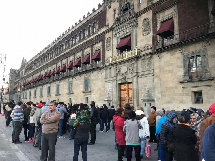 Cerca de 200 personas se manifiestan en la puerta principal de Palacio Nacional. Foto Alfredo Domínguez/Archivo