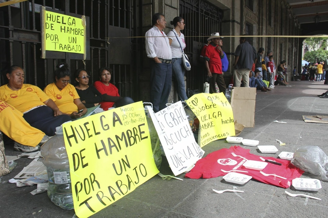 Un grupo de mujeres del Sindicato Nacional de Trabajadores, apoyadas por transportistas y obreros, durante una huelga de hambre frente al Palacio de Gobierno de Morelos. Foto Cuartoscuro / Archivo