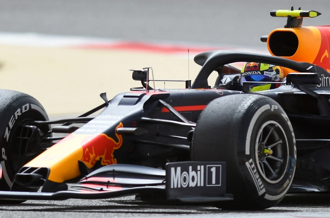 El mexicano Sergio Pérez, de Red Bull, durante la segunda jornada de entrenamientos libres de pretemporada en el circuito de Sakhir. Foto Afp