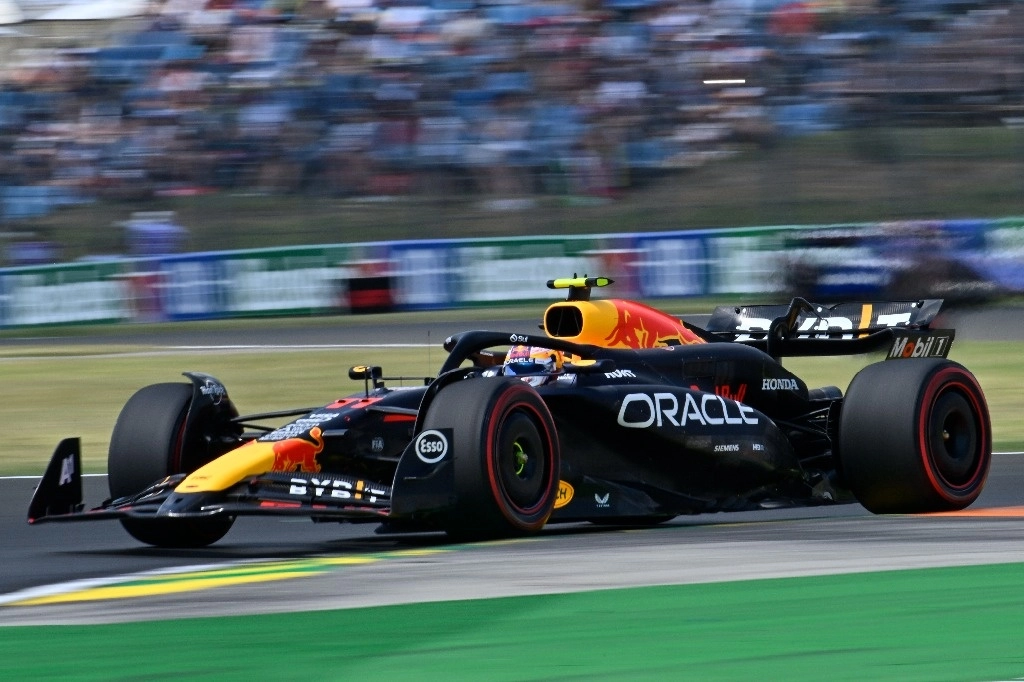 El mexicano Sergio Pérez, de la escudería Red Bull, tuvo un inicio alentador en los entrenamientos rumbo al GP de Hungría del próximo domingo, toda vez que finalizó en la cuarta posición en la segunda práctica libre, el 19 de julio de 2024. Foto Ap