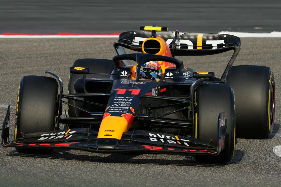 El mexicano Sergio ‘Checo’ Pérez culminó como el más rápido durante el último día de pruebas de la pretemporada de F1, en el circuito de Sakhir, en Baréin. Foto Ap 