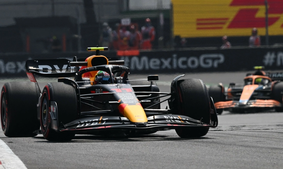 El mexicano Sergio ‘Checo’ Pérez durante las primeras prácticas del GP de México, en el Autódromo de los Hermanos Rodríguez. Foto Afp