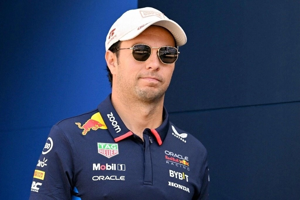 Luego de varias semanas de especulaciones sobre la posible salida de ‘Checo’ Pérez de Red Bull para la temporada 2025, este viernes se dio a conocer que el mexicano aparece registrado como piloto de la escudería austriaca para el Mundial de Fórmula Uno del siguiente año. Foto Afp / Archivo
