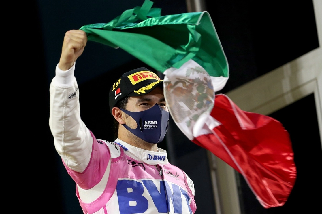 El piloto jalisciense firmó por un año con opción a dos y será compañero de Max Verstappen. Foto Afp