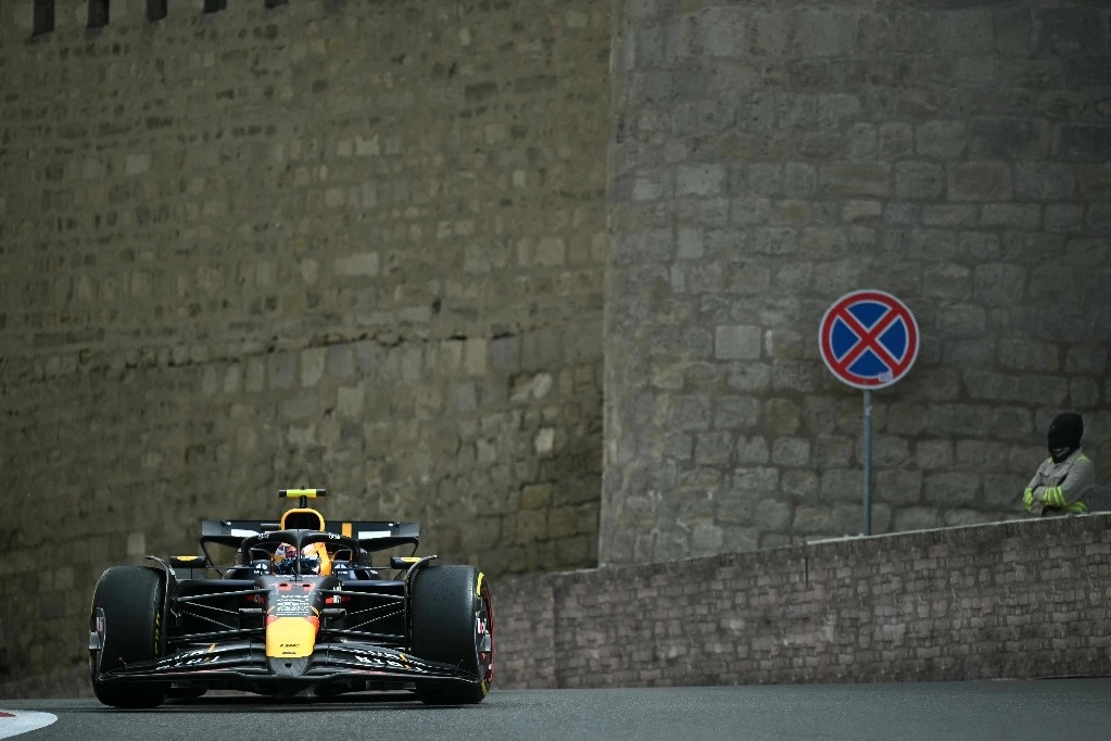 El mexicano ‘Checo’ Pérez, de la escudería Red Bull, tuvo una buena actuación en la primera jornada de los entrenamientos libres del GP de Azerbaiyán al culminar en el segundo puesto, sólo por detrás del monegasco Charles Leclerc, el 13 de septiembre de 2024. Foto Afp