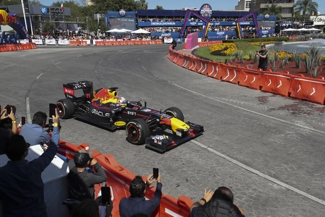 Apenas al inicio de la segunda tanda, ‘Checo’ se colocó al frente en el noveno giro, pero inmediatamente fue desplazado por Russell y el japonés Yuki Tsunoda (Alphatauri), y después por el francés Esteban Ocon. Foto Ap