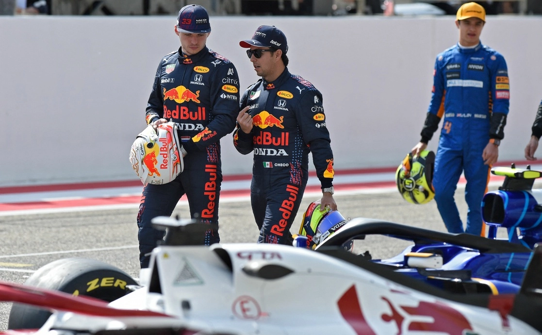 Max Verstappen y Sergio Pérez, de Red Bull, antes de los primeros días de pruebas de pretemporada de Fórmula 1, el 12 de marzo de 2021. Foto Afp