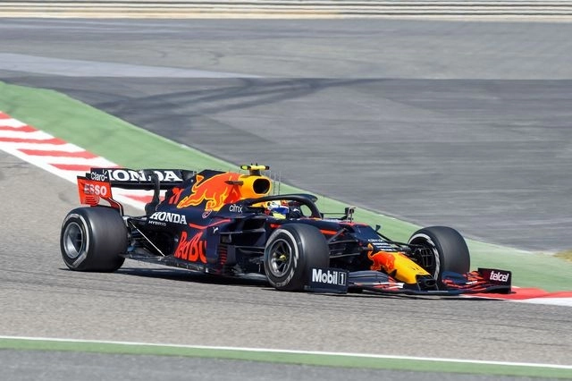 Sergio Pérez conduce su monoplaza de Red Bull en el circuito de Sakhir de cara al inicio de temporada en la F1. Foto Afp