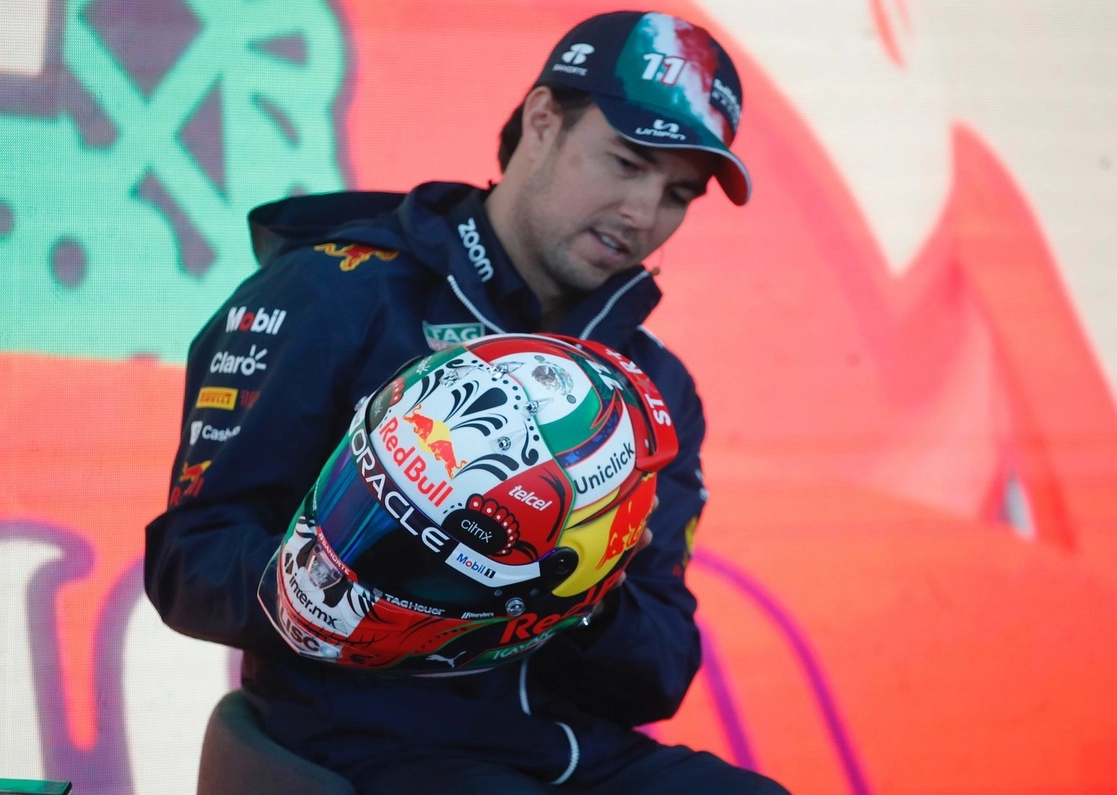 El piloto mexicano Sergio Pérez durante una conferencia en Plaza Carso, previo al GP de México en el Autódromo Hermanos Rodríguez del 28 al 30 de octubre. Foto Cristina Rodríguez 