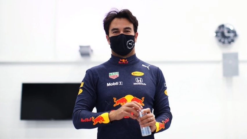 "Has estado con una familia por muchos años, estás acostumbrado a verlos y de repente estás cambiando. Pero tengo que decir que estoy empezando a sentirme muy cómodo aquí", dijo el piloto mexicano. Imagen tomada de @SChecoPerez