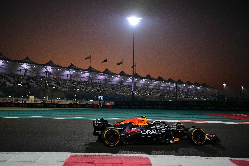 El piloto mexicano Sergio Pérez, de Red Bull, durante las segundas prácticas del Gran Premio de Abu Dabi, el 6 de diciembre de 2024. Foto Afp