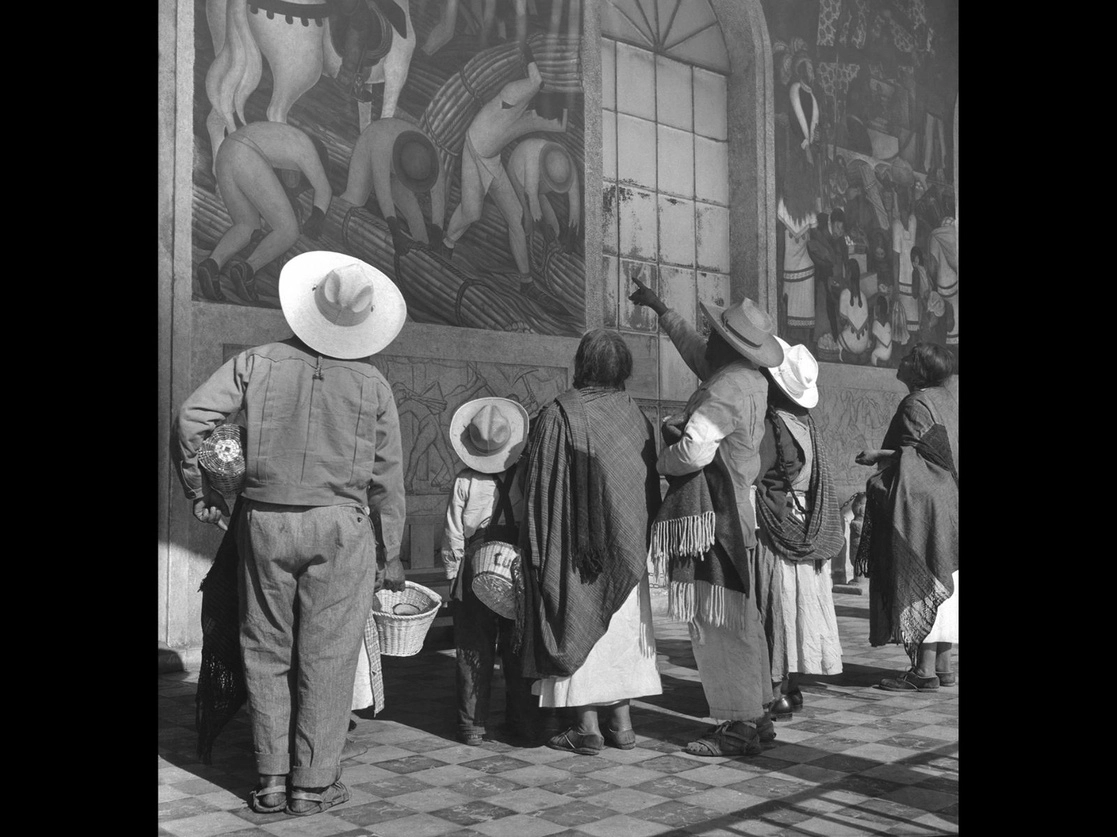 A la izquierda, dos presos observan el mural ‘La piedad en el desierto’, pintado en Lecumberri por Manuel Rodríguez Lozano en 1942. Sobre estas líneas, una familia mira un detalle de la obra ‘Historia del estado de Morelos’, en el Palacio de Cortés, en Cuernavaca, Morelos, de autor sin identificar y sin fecha. Foto archivo fotográfico Manuel Toussaint/ Instituto de Investigaciones Estéticas UNAM, y archivo Emma Hurtado/ Colección Arquitecto Juan Hurtado