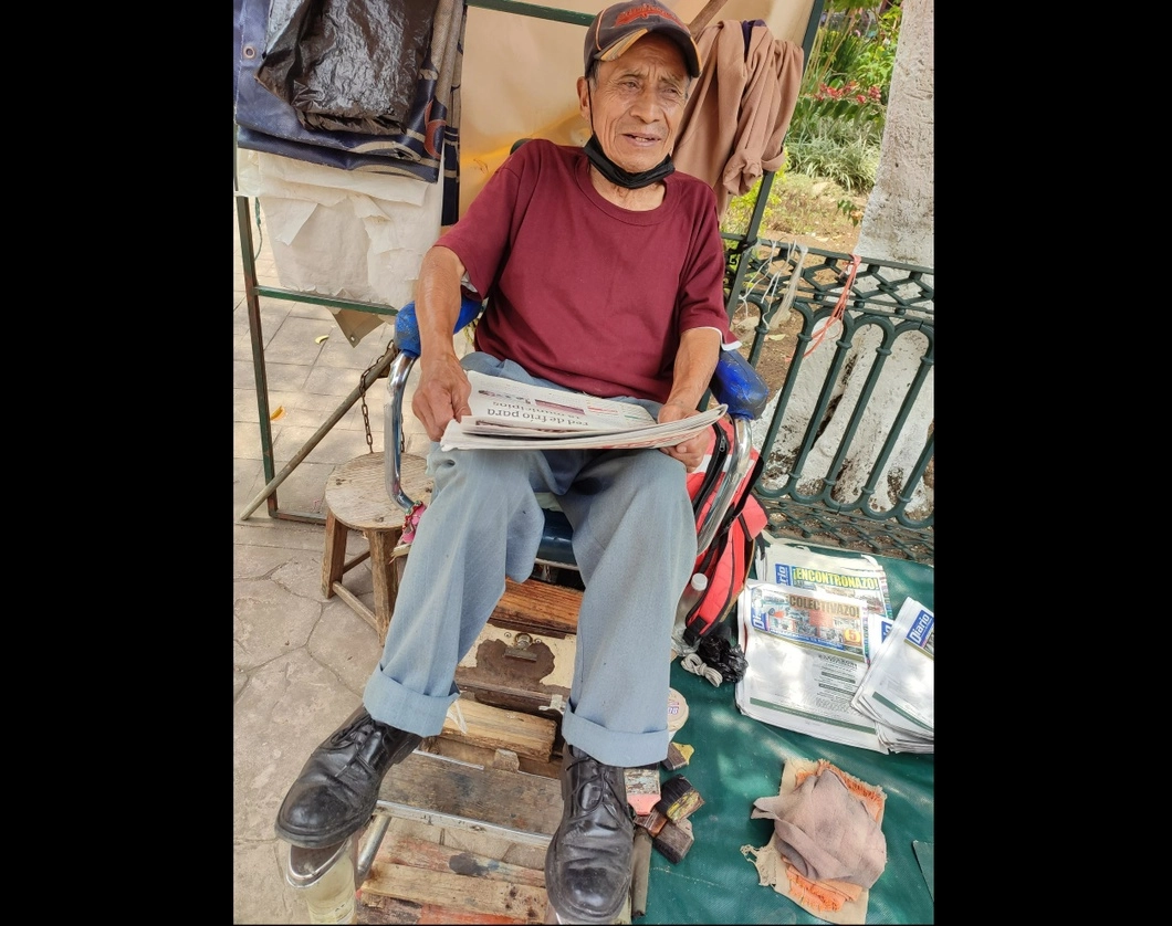 Asunción Morales Sánchez ‘Don Chon’, trabaja desde hace más de 50 años en el parque central de San Cristóbal de las Casas, Chiapas. Foto Elio Enriquez
